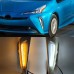 Дневные ходовые огни Toyota Prius белого цвета с желтым