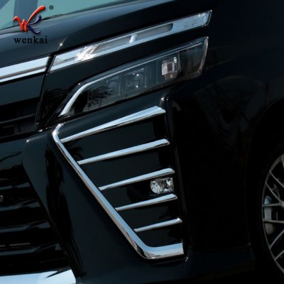 Накладка на противотуманку Toyota Voxy 80, серебристая
